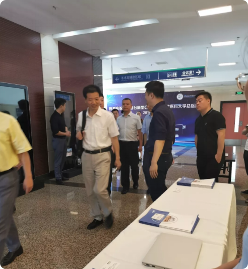 前来参会专家驻足美智展位